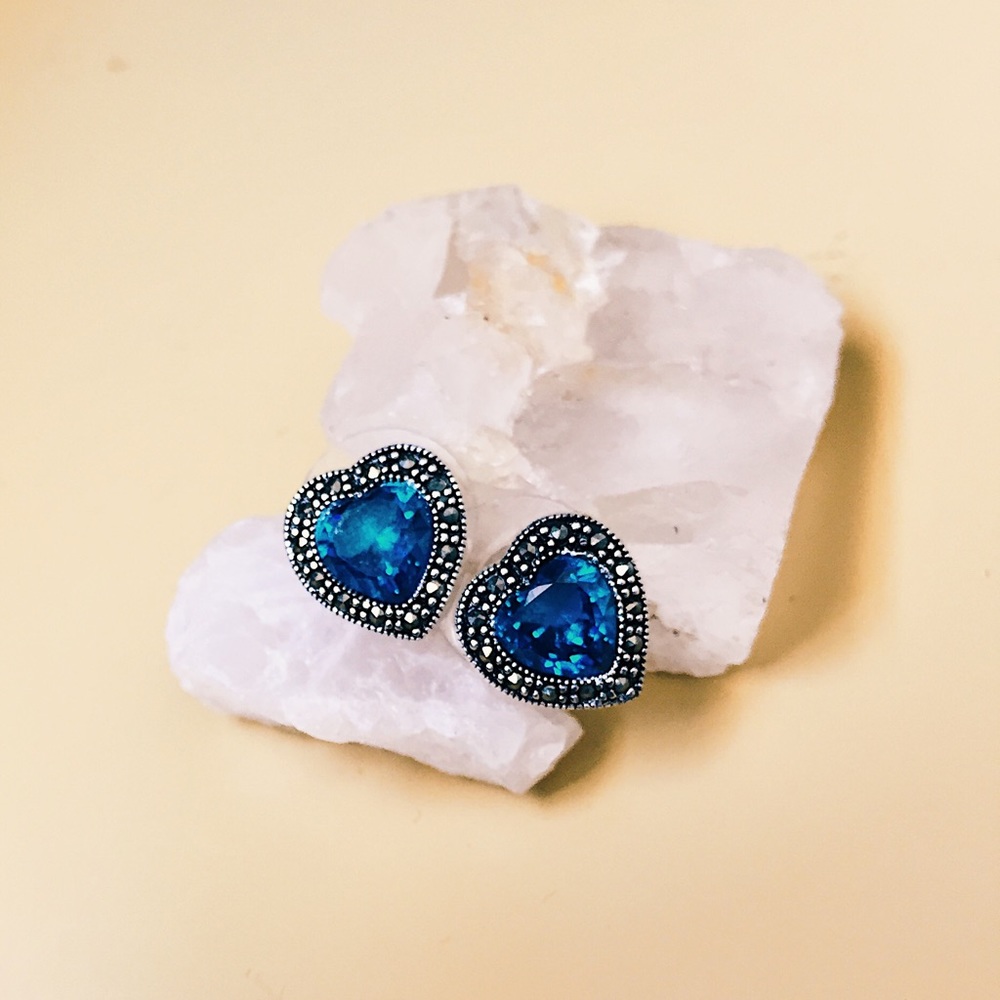 Heart shaped sapphire stud earrings 💙